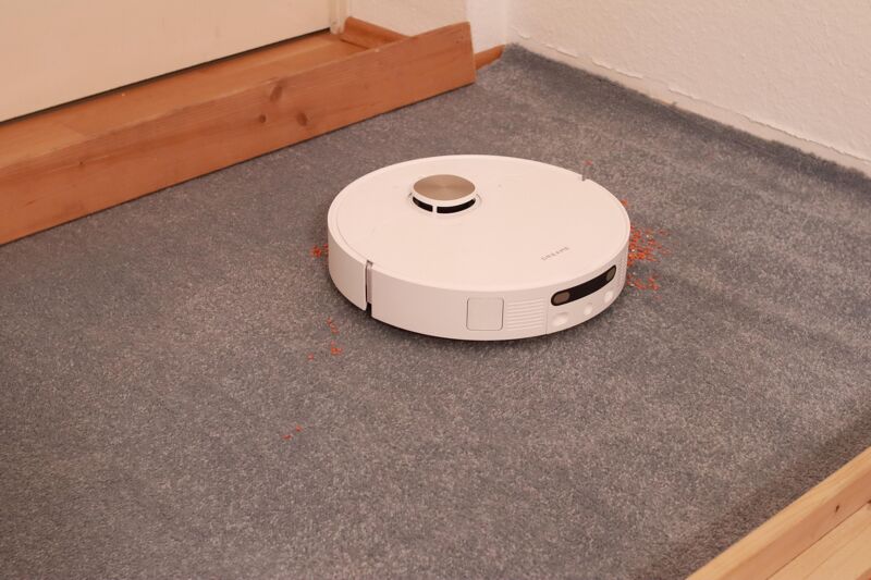 Dreame X40 Ultra saugt Linsen vom Parkett